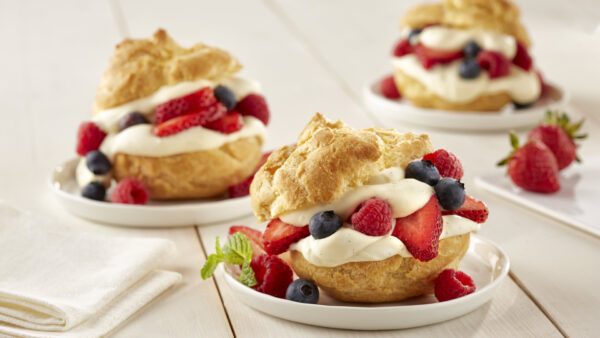 2017_Fresh_Berry_Cream_Puff